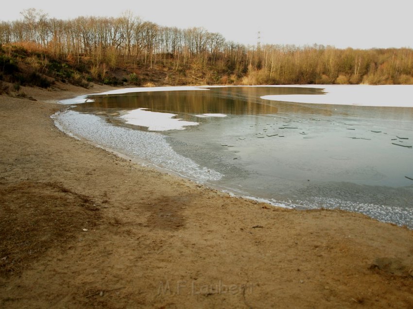 Hund und Frauchen im Eis eingebrochen Koeln Dellbrueck Hoehenfelder See P45.JPG